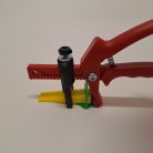 Szintező talp fogó