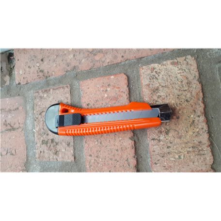 Kés fémbetétes 18 mm